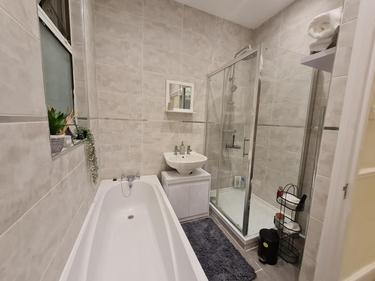 Double Room In Shared Flat 런던 외부 사진